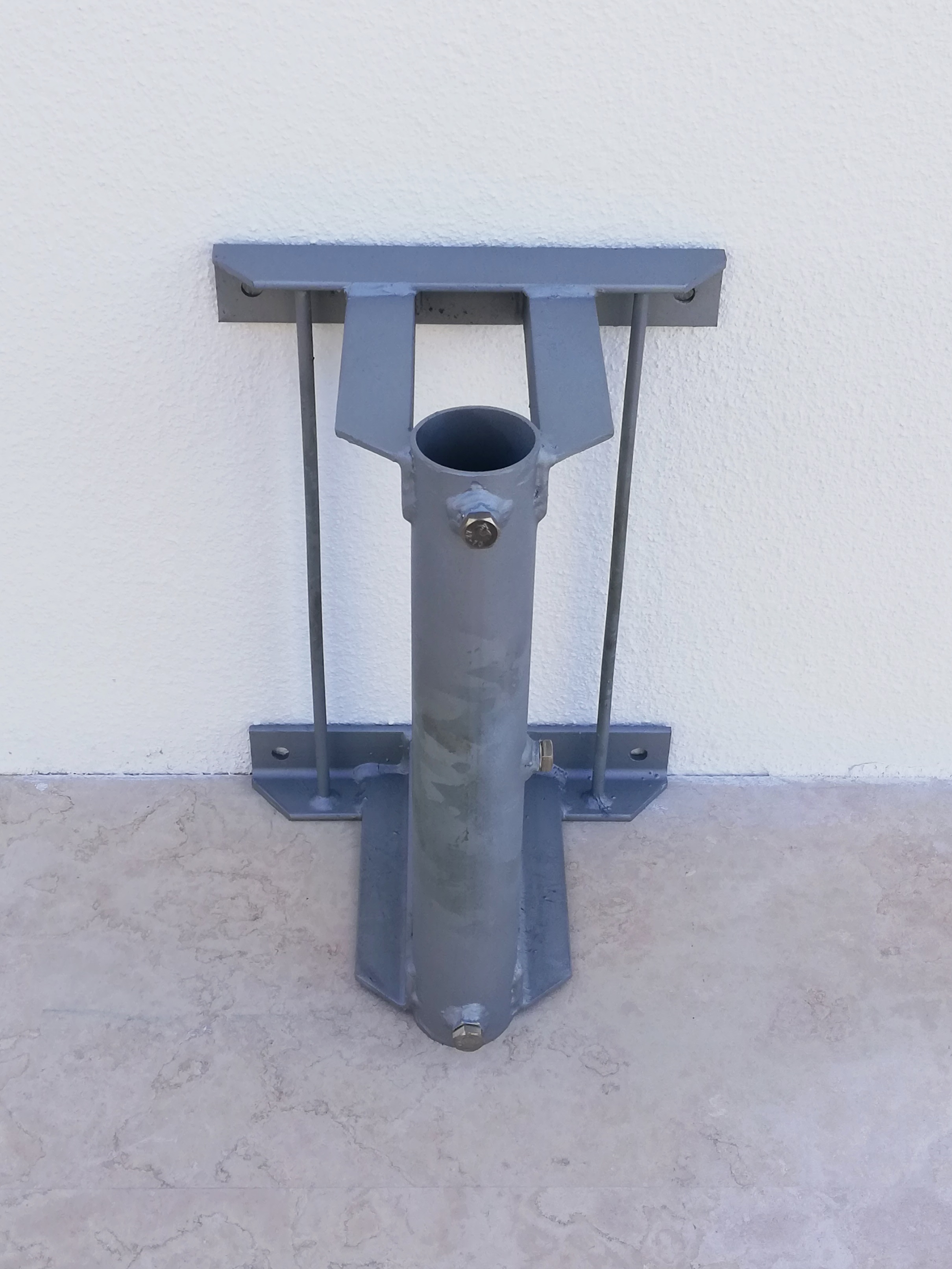 Wallmounted poleholder bracket